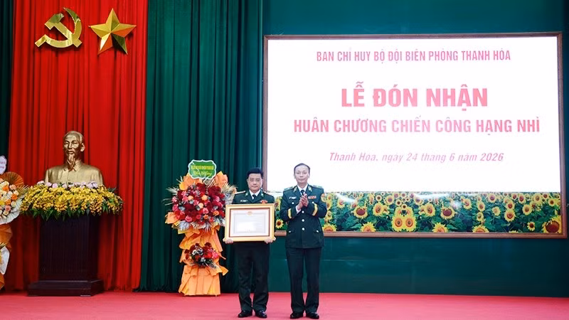 Thừa ủy quyền của Chủ tịch nước, đại diện Bộ Tư lệnh Bộ đội Biên phòng trao Huân chương chiến công cho đồng chí Đỗ Ngọc Vĩnh.