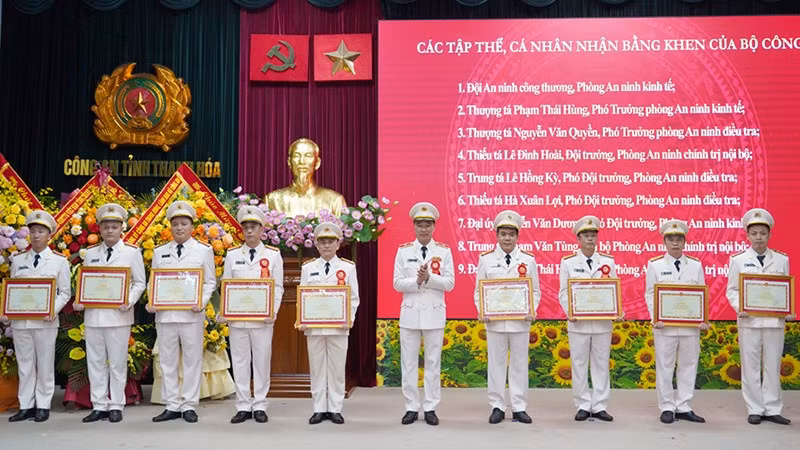 5-bo-cong-an-tang-bk-1-tap-the-8-ca-nhan.jpg