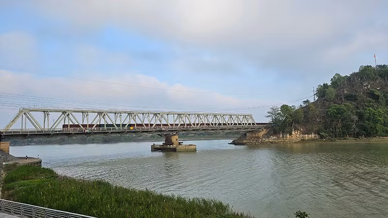 Cầu Hàm Rồng nối đôi bờ sông Mã.