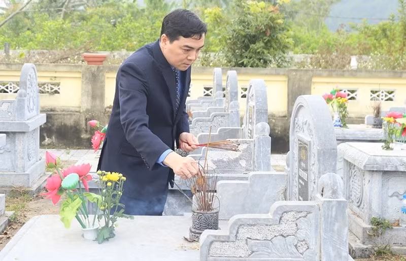 Chủ tịch Ủy ban nhân dân tỉnh Thanh Hóa dâng hương tưởng niệm liệt sĩ.