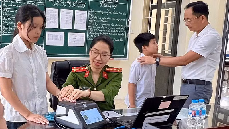Công an Thanh Hóa đến trường học, làm căn cước cho học sinh.