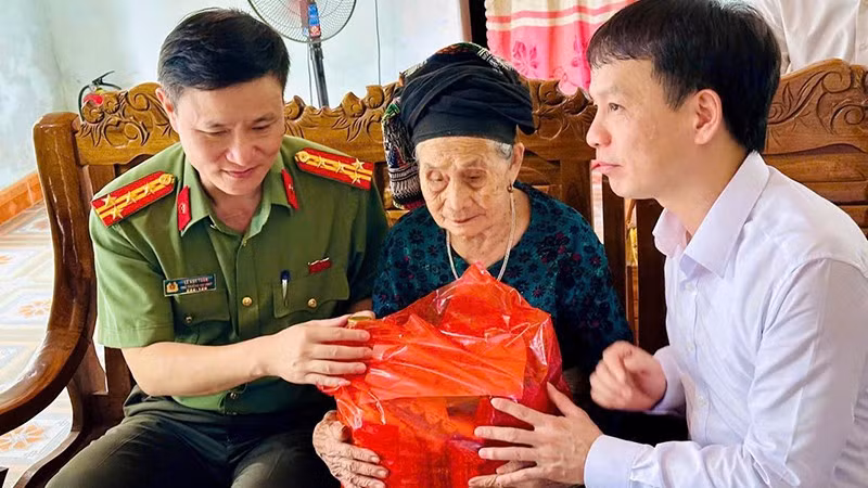 1-tang-qua-me-vn-anh-hung.jpg