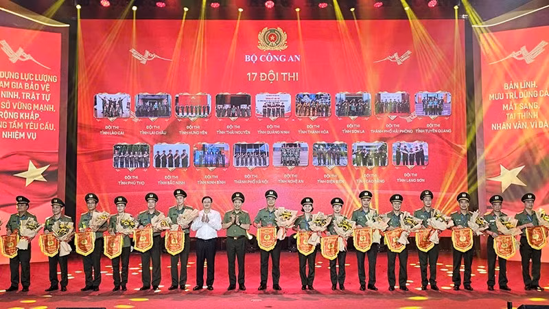 Lãnh đạo Bộ Công an và tỉnh Thanh Hóa trao tặng cờ lưu niệm cho các đội dự thi.