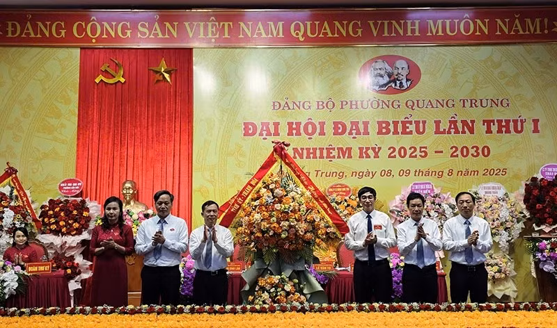 Đại diện Tỉnh ủy Thanh Hóa trao tặng lẵng hoa chúc mừng đại hội.