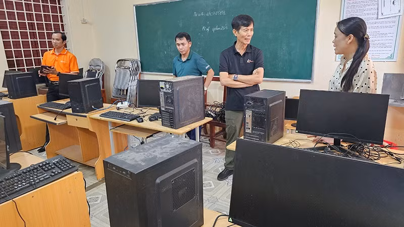Triều cường, mưa lũ gây ngập phòng học, hư hỏng máy tính của trường học ở xã Tiên Trang, tỉnh Thanh Hóa.