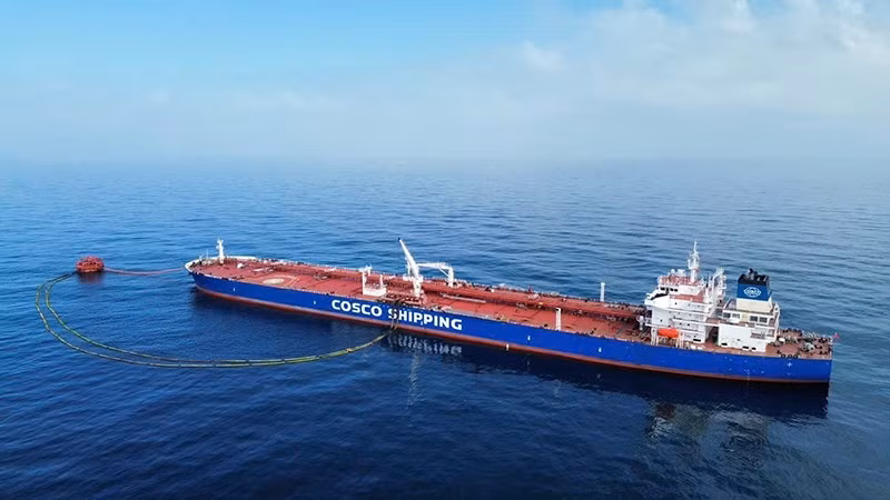 Tàu vận chuyển dầu thô neo đậu, cung cấp nguyên liệu cho Nhà máy Lọc hóa dầu Nghi Sơn.