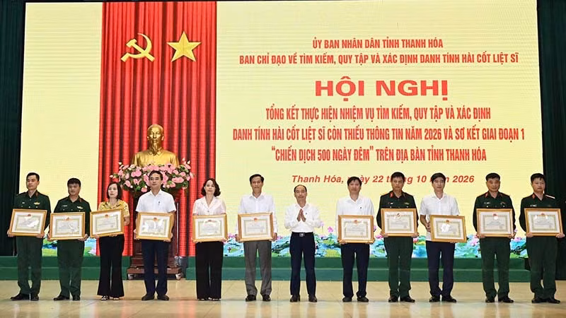 Tỉnh Thanh Hóa tặng Bằng khen cho các tập thể có thành tích xuất sắc trong tìm kiếm, quy tập, xác định danh tính liệt sĩ. (Ảnh: Bộ Chỉ huy quân sự tỉnh Thanh Hóa)