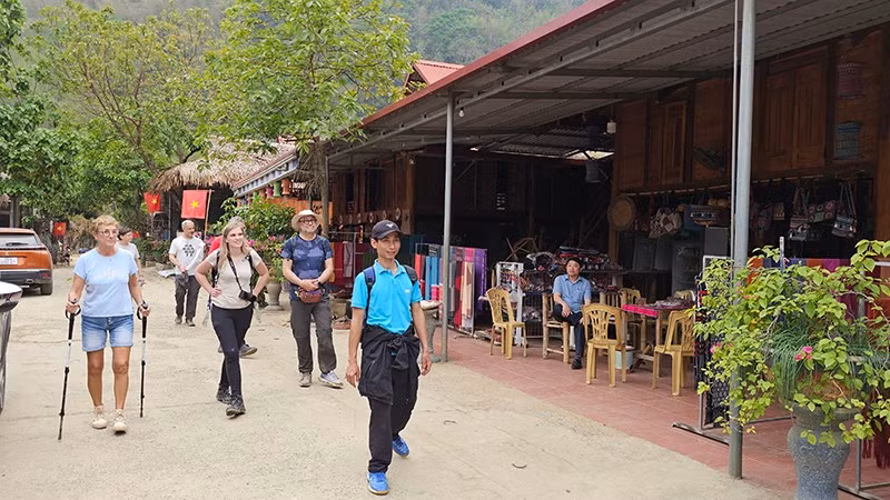 4-du-khach.jpg