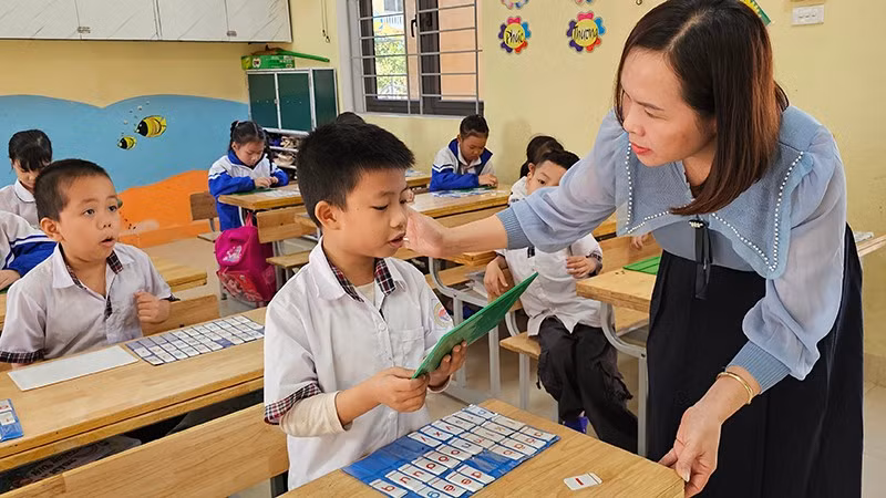 Giáo viên ở Thanh Hóa với học sinh tiểu học.