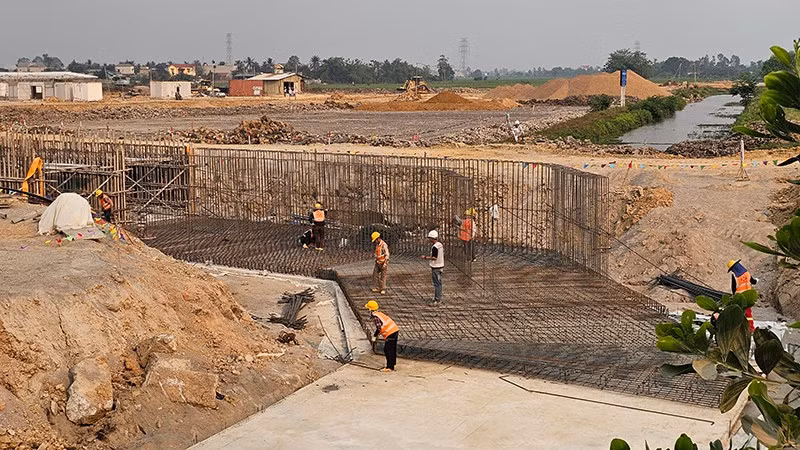 Thi công tuyến thoát nước trên mặt bằng Khu công nghiệp Thăng Long Thanh Hóa.