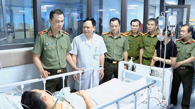 Công an tỉnh Thanh Hóa thăm đồng chí, đồng đội bị thương trong khi làm nhiệm vụ.