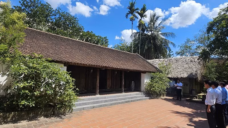 Những người làm báo về nơi thành lập Đảng bộ tỉnh Thanh Hóa ở thôn Yên Trường, xã Thọ Lập.