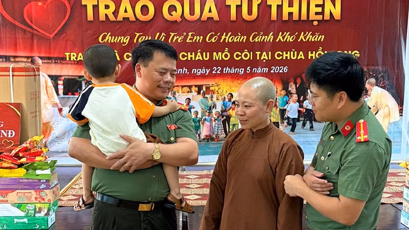 Cán bộ An ninh thăm hỏi chức sắc Phật giáo và đời sống của trẻ em.