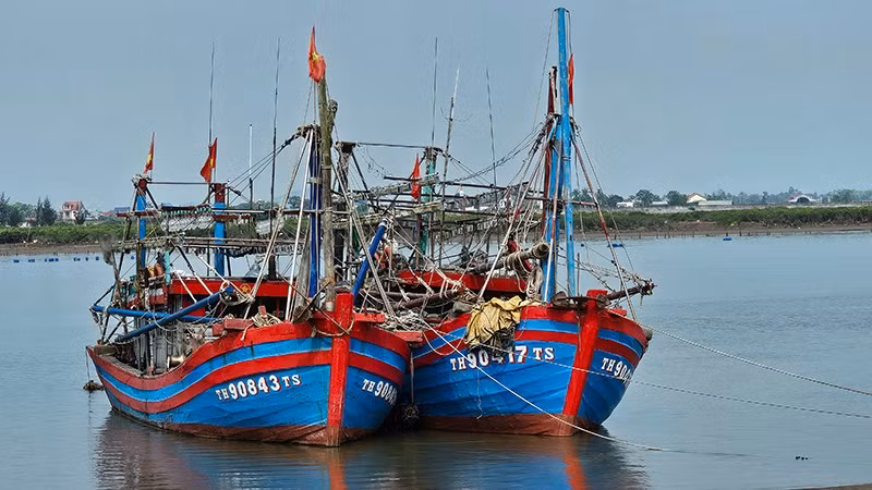 Phương tiện nghề cá neo đậu sâu trong lạch Ghép.