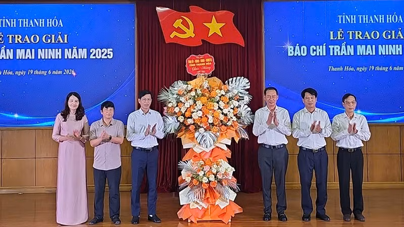 Lãnh đạo tỉnh Thanh Hóa tặng hoa chúc mừng Hội nhà báo, những người làm báo. 