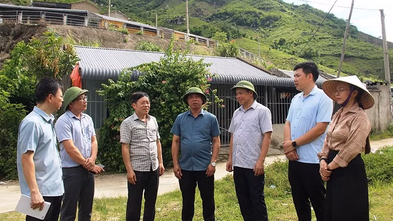Các đại biểu Hội đồng nhân dân tỉnh Thanh Hóa giám sát tại khu tái định cư bên cầu Chiềng Nưa, xã Trung Lý.