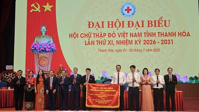 Tỉnh Thanh Hóa tặng bức trướng cùng kỳ vọng lớn về tổ chức Hội Chữ thập đỏ.
