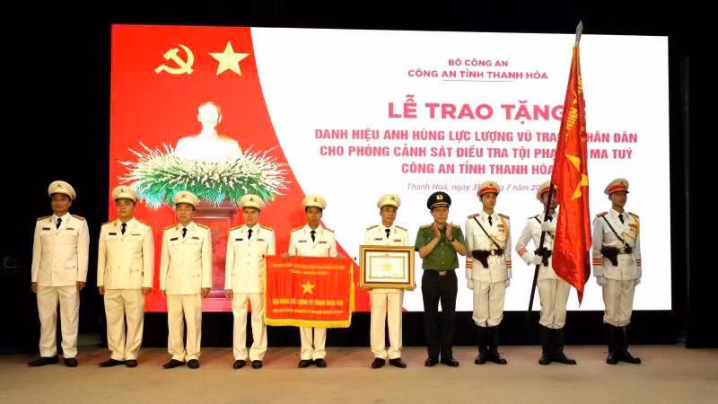 Thừa ủy quyền của Chủ tịch nước Lương Cường, Đại tướng Lương Tam Quang, Bộ trưởng Công an trao danh hiệu Anh hùng lực lượng vũ trang nhân dân cho tập thể Phòng PC04, Công an tỉnh Thanh Hóa.