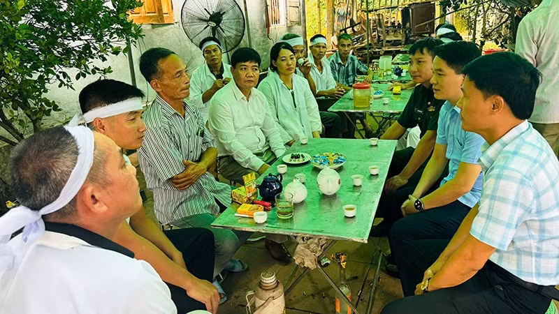 Đoàn công tác của xã Thạch Quảng chia buồn, động viên gia đình có người thân tử vong do tai nạn lao động.
