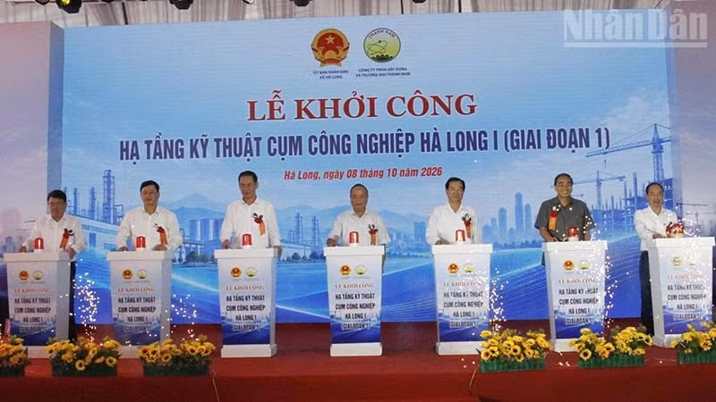 Các đại biểu thực hiện nghi thức khởi công xây dựng hạ tầng cụm công nghiệp. (Ảnh: Mai Luận)