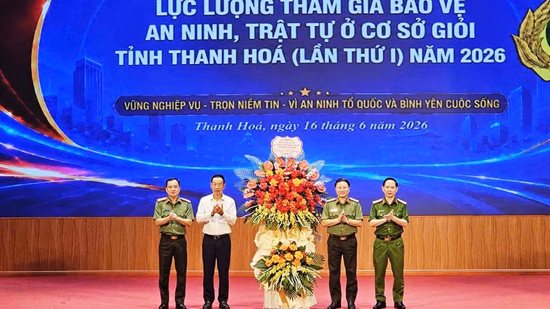 Đại diện Bộ Công an tặng hoa chúc mừng hội thi.
