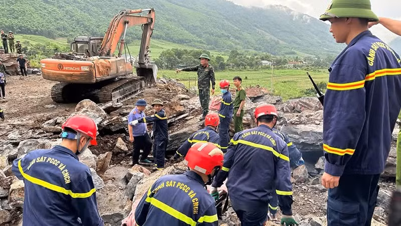 Lực lượng chuyên nghiệp nỗ lực tìm kiếm các nạn nhân.