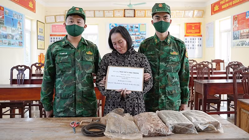 Bộ đội Biên phòng quản lý đối tượng cùng tang vật vụ án.