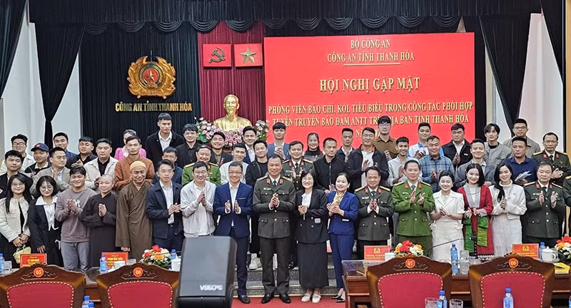 Lãnh đạo Công an tỉnh Thanh Hóa với người có ảnh hưởng trên không gian mạng tiêu biểu.