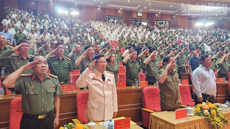 Các thế hệ Công an Thanh Hóa thực hiện nghi lễ chào cờ. (Ảnh: Mai Luận)