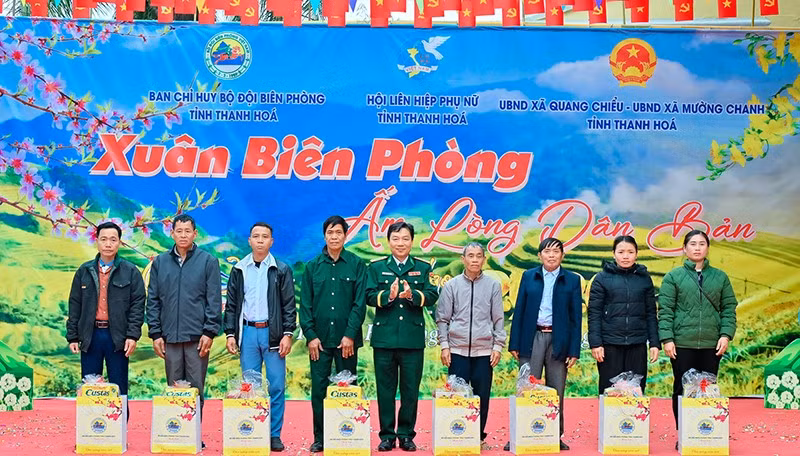 Bộ đội Biên phòng Thanh Hóa trao tặng quà tới các gia đình, cá nhân vùng biên.