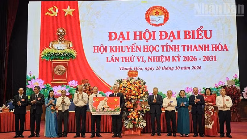 Trung ương Hội Khuyến học Việt Nam tặng hoa, ảnh Bác Hồ chúc mừng đại hội. (Ảnh: MAI LUẬN).