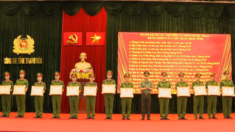 Giám đốc Công an tỉnh Thanh Hóa trao Bằng khen cho các tập thể, cá nhân có thành tích xuất sắc trong chữa cháy rừng.