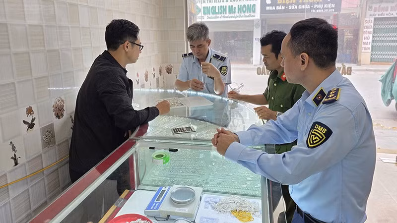 Lực lượng liên ngành kiểm tra hành chính hoạt động kinh doanh vàng bạc ở Thanh Hóa.