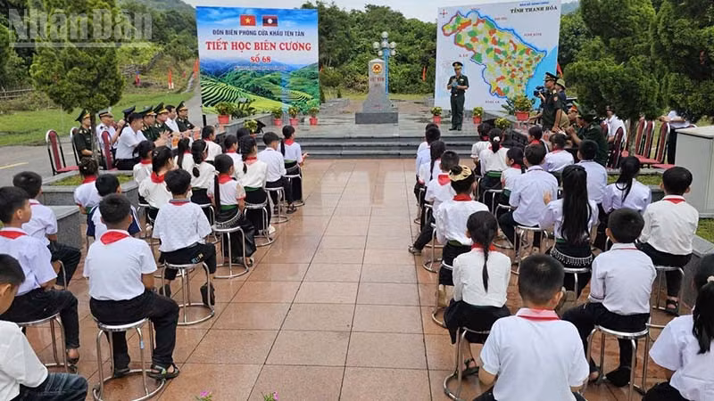 Quang cảnh "tiết học biên cương". (Ảnh: Mai Luận)