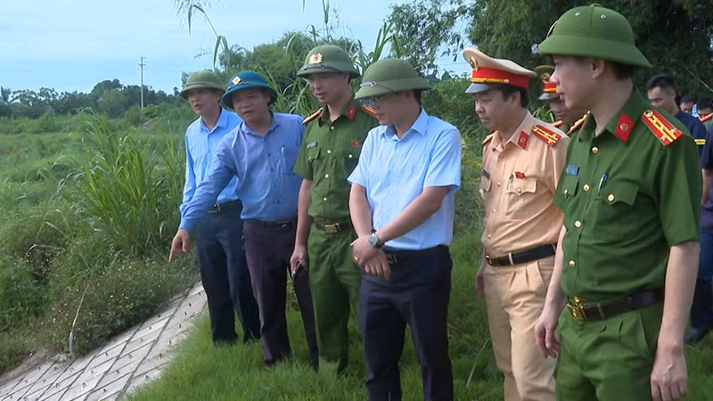 Các thành viên đoàn công tác kiểm tra điểm đê xung yếu ở Kim Tân.