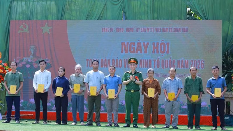 2-cong-an-tang-qua.jpg