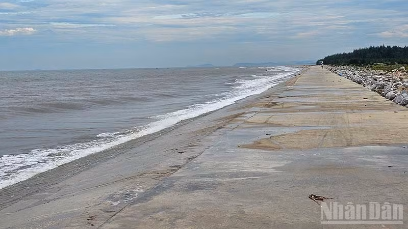 Tuyến kè bờ biển phía bắc, bên cửa sông Yên, tỉnh Thanh Hóa. (Ảnh: MAI LUẬN)
