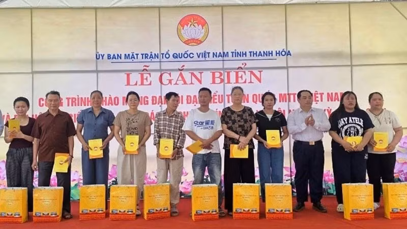 3-trao-qua-cho-cu-dan-nha-o-xa-hoi-quang-thanh-hop-luc.jpg