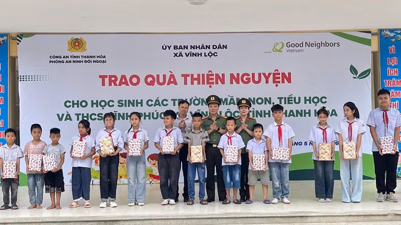 2-an-ninh-doi-ngoai-trao-14-suat-qua.jpg