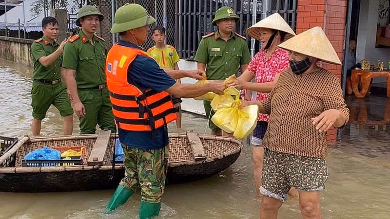 Công an Thanh Hóa cấp phát suất ăn cho người dân vùng ngập nước. (Ảnh: Công an Thanh Hóa)