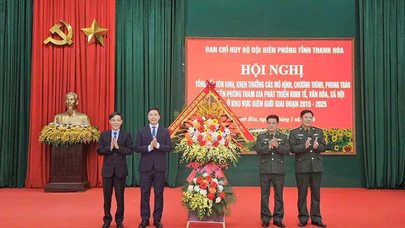 Lãnh đạo tỉnh Thanh Hóa tặng hoa chúc mừng Bộ đội Biên phòng.