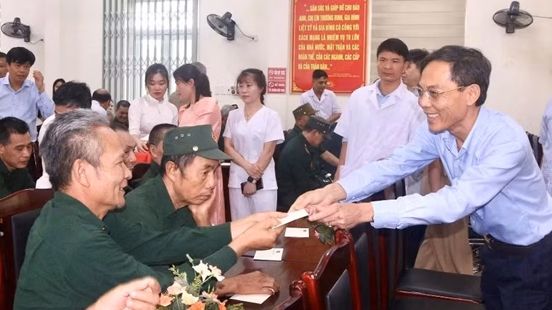 Lãnh đạo tỉnh Thanh Hóa trao quà của Tổng Bí thư, Chủ tịch nước tới tay người có công.