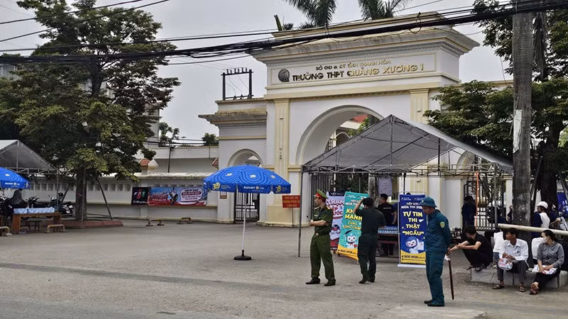 Lực lượng chức năng bảo đảm an ninh, trật tự ngoài địa điểm thi Trường trung học phổ thông Quảng Xương 1, tỉnh Thanh Hóa.