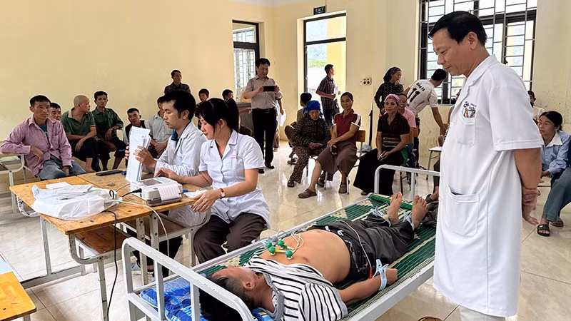 Các thầy thuốc xứ Thanh khám bệnh cho người dân xã biên giới Trung Lý.