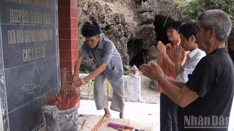 Các tầng lớp nhân dân dâng hương tưởng niệm liệt sĩ hy sinh ở khu vực Hang Co Phương.