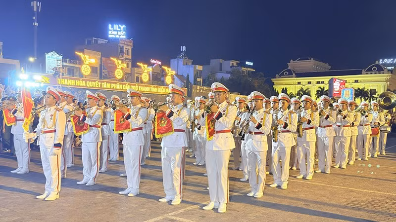 Đoàn nghi lễ Công an nhân dân công diễn quân nhạc.