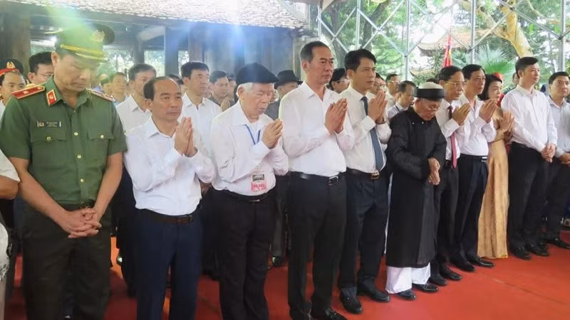 Các đại biểu tưởng niệm, tri ân Hoàng đế Lê Đại Hành.