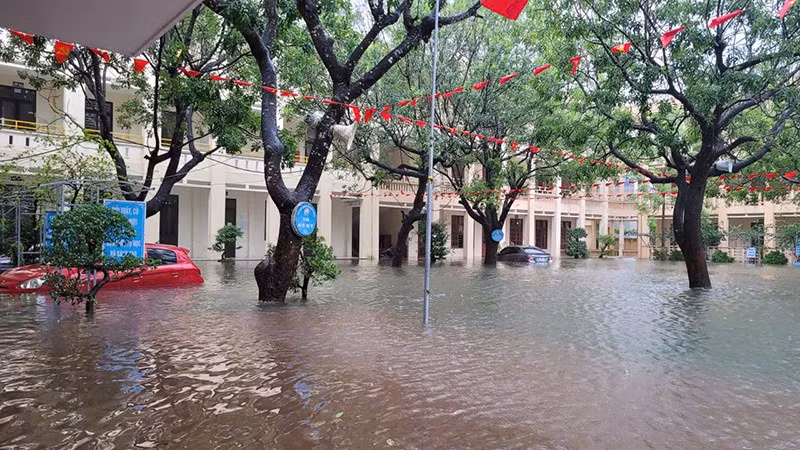 Trường học ở xã Tiên Trang, tỉnh Thanh Hóa bị ngập nước.