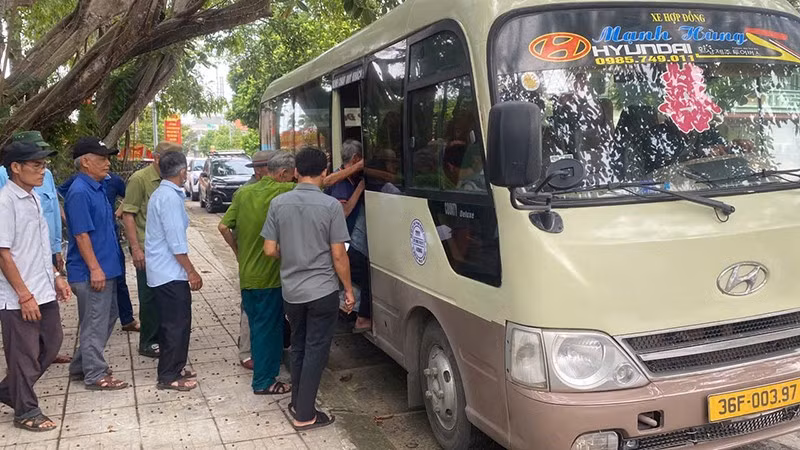 Công an xã, phường bố trí phương tiện đón, đưa thân nhân liệt sĩ.