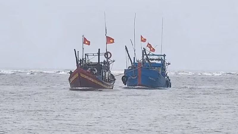 Ngư dân Thanh Hóa tham gia cứu hộ phương tiện bị chìm, lai dắt vào bờ.